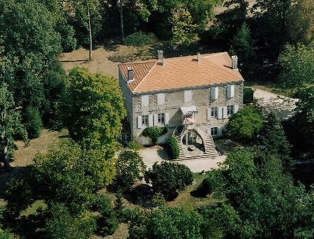 לינה וארוחת בוקר Blanzay-sur-Boutonne Manoir Angle מראה חיצוני תמונה