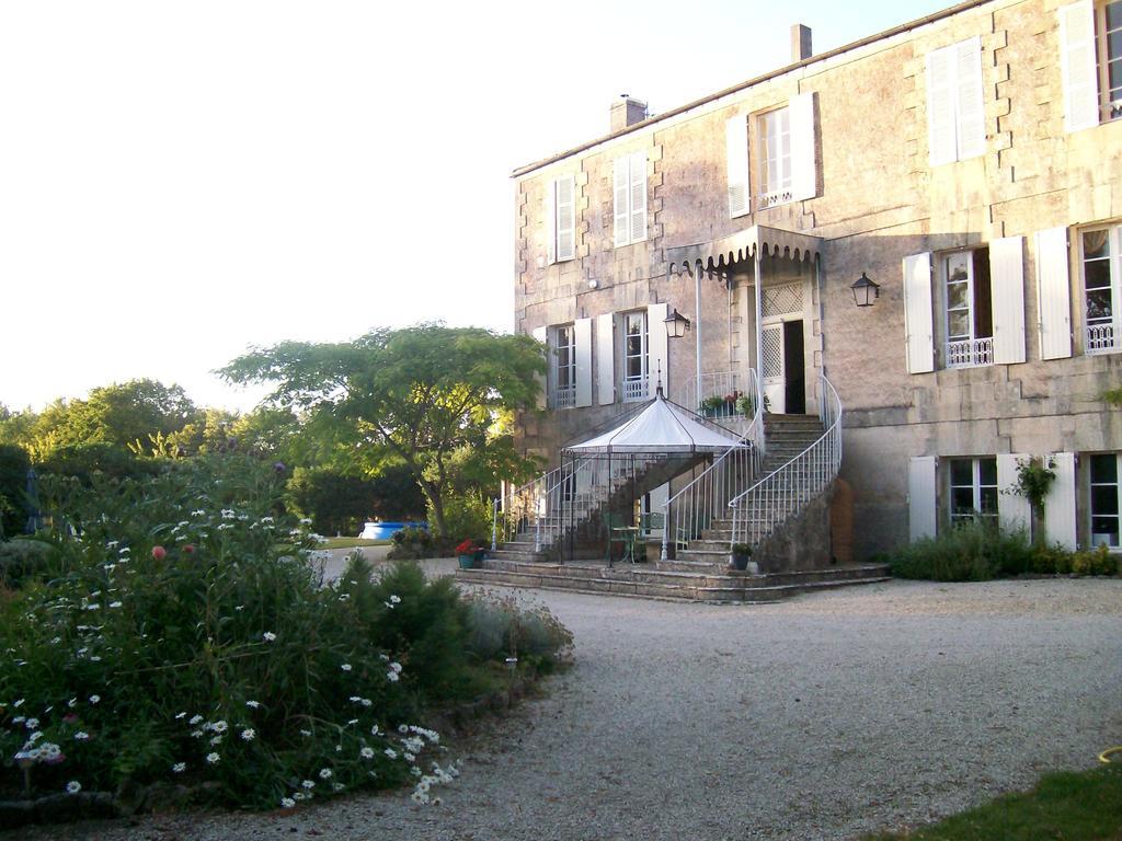 לינה וארוחת בוקר Blanzay-sur-Boutonne Manoir Angle מראה חיצוני תמונה
